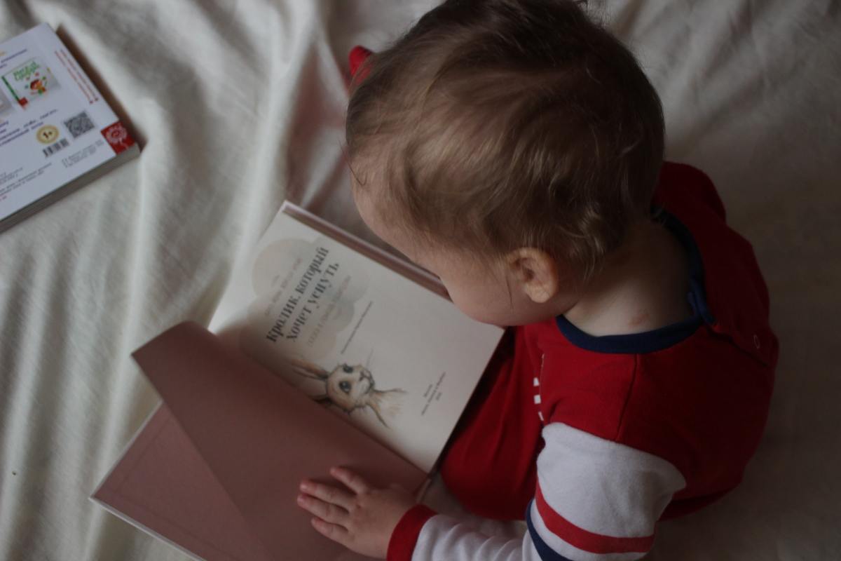 It's never too early to get your baby to enjoy reading books.