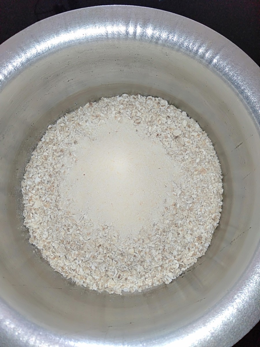 Transfer oats in a mixing bowl and add semolina.