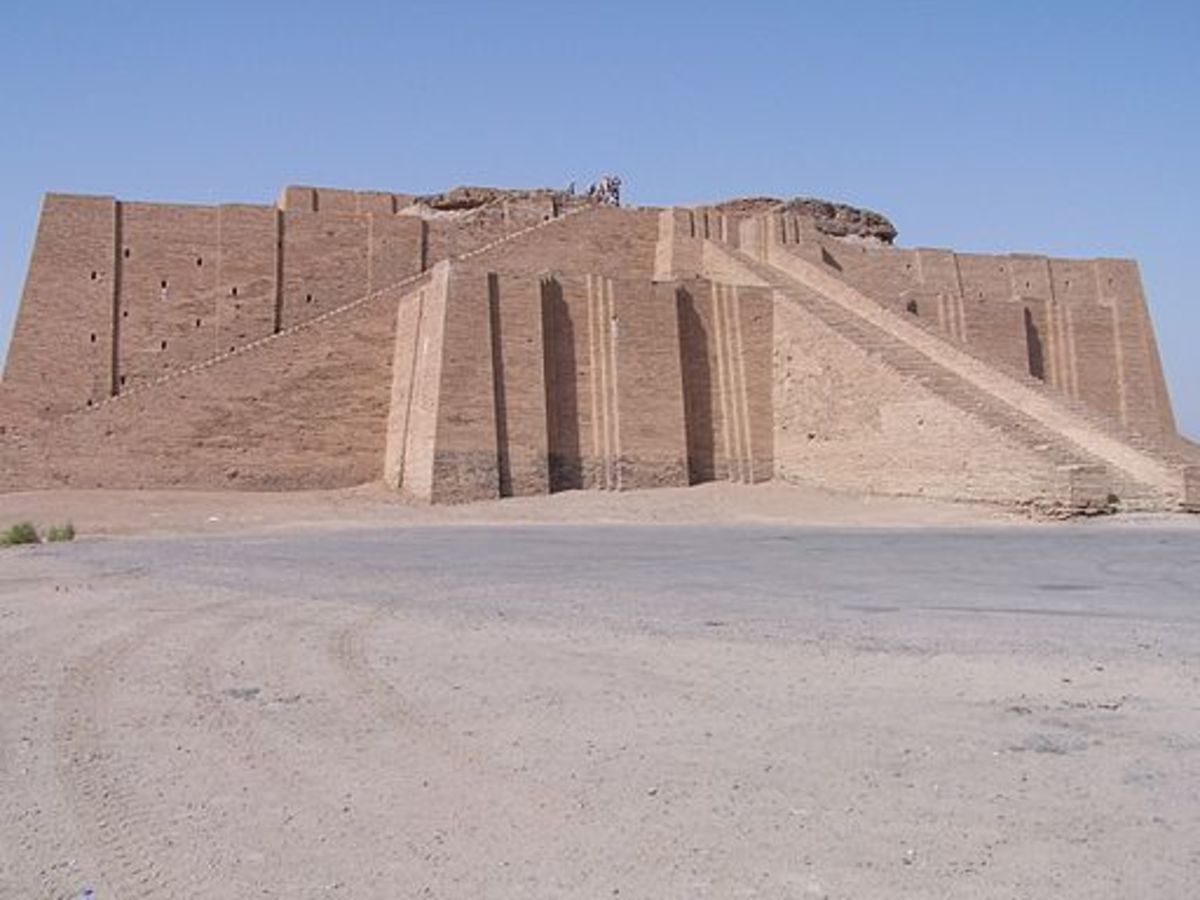 伊拉克乌尔的圣山遗址。在最强大的城邦，神庙通常坐落在高耸的金字塔之上，因此即使是在城墙外劳作的农民也能看到它。
