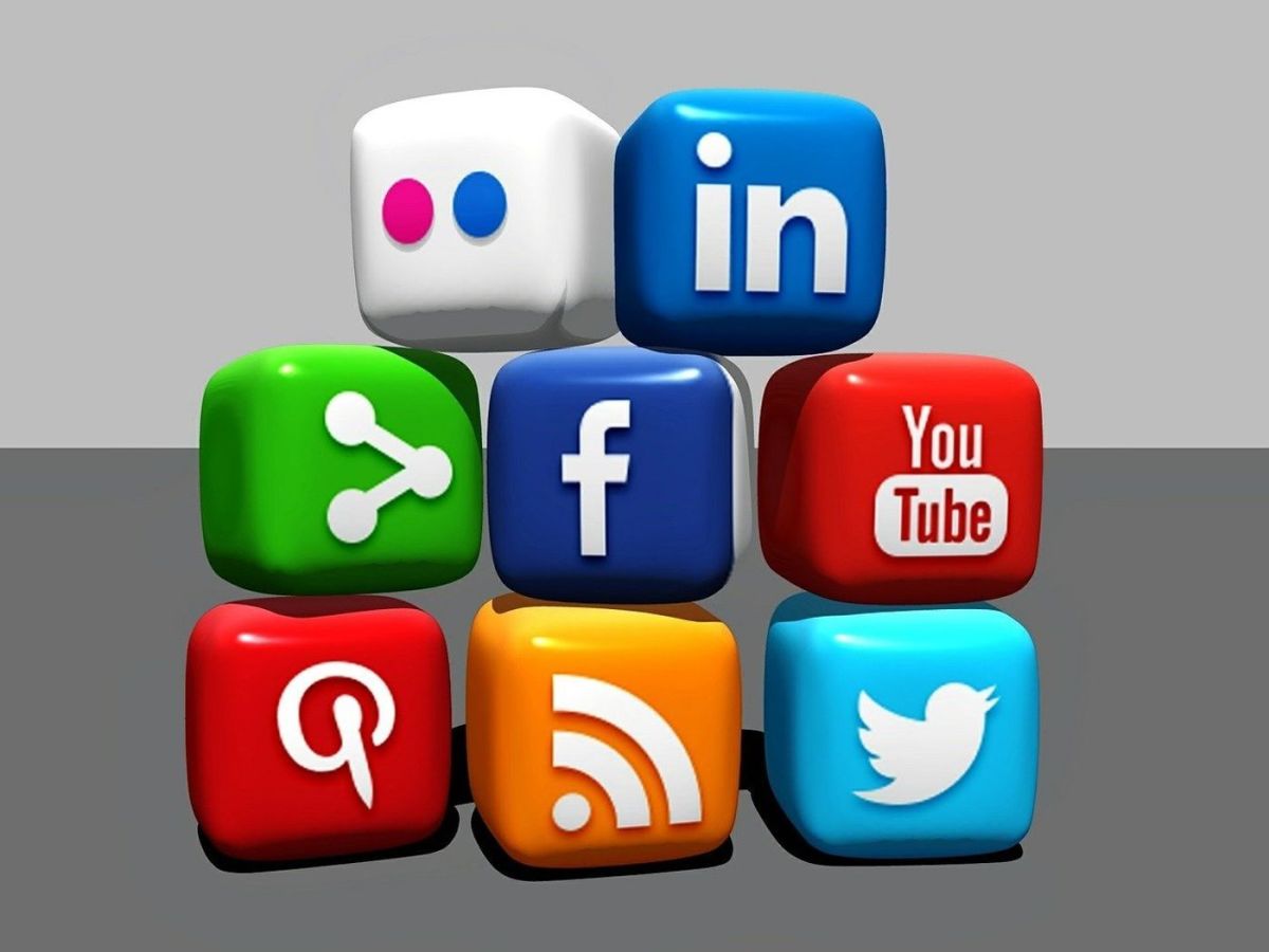 5 Pros and Cons of Social Media