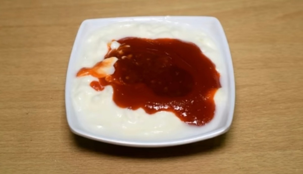 Combine the mayonnaise, ketchup, chilli sauce, and vinegar
