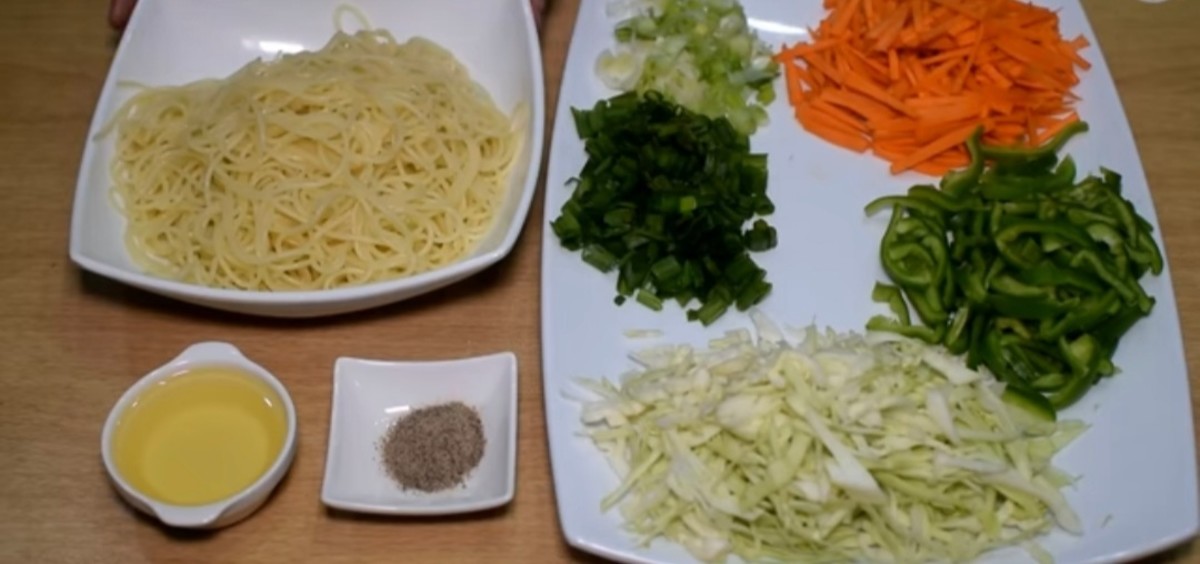 Chopped spring onion, carrot, cabbage, and capsicum