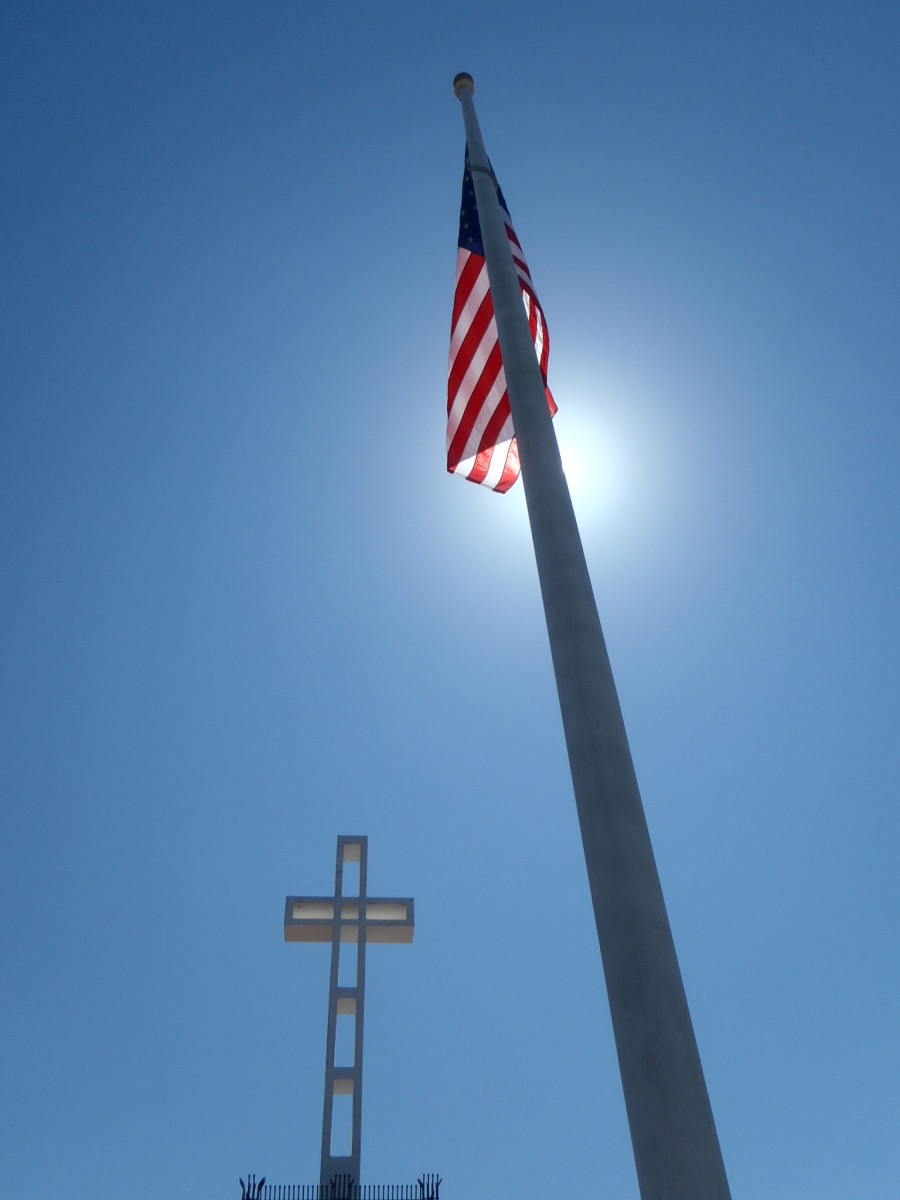 The cross at Mount Soledad pays tribute to fallen military,