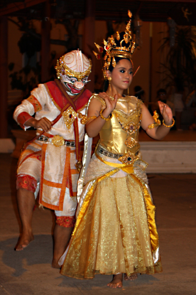 Theatrical dancing at Siam Niramat
