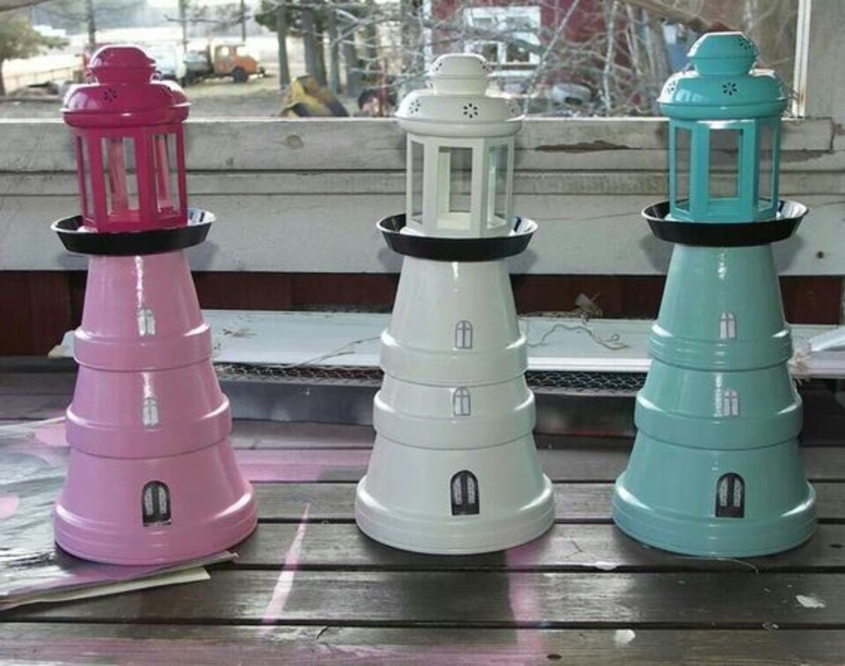 Here's another flower pot lighthouse idea. These are topped with tin lanterns!