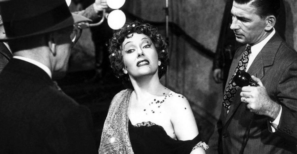 Swanson (centre) is captivating as the increasingly unhinged Norma Desmond, her grip on reality fading as the film progresses