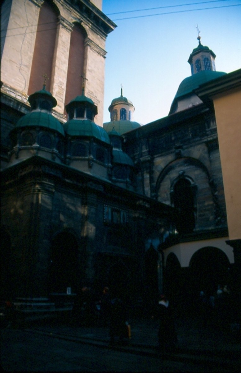The Chapel of the Three Prelates located on the side of the Church of the Assumption with the lower half of the Kornyakt tower visible. January 1998.
