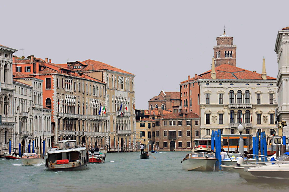 Palazzo Balbi is the large building on the right. The next large building (which is just left of centre) is Ca' Foscari and next to Ca' Foscari is the extensive Palazzo Giustinian (see text for details of all of these)