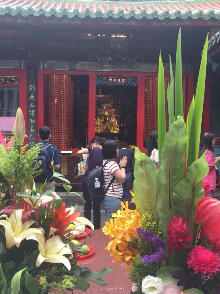 Longshan Temple worshipers