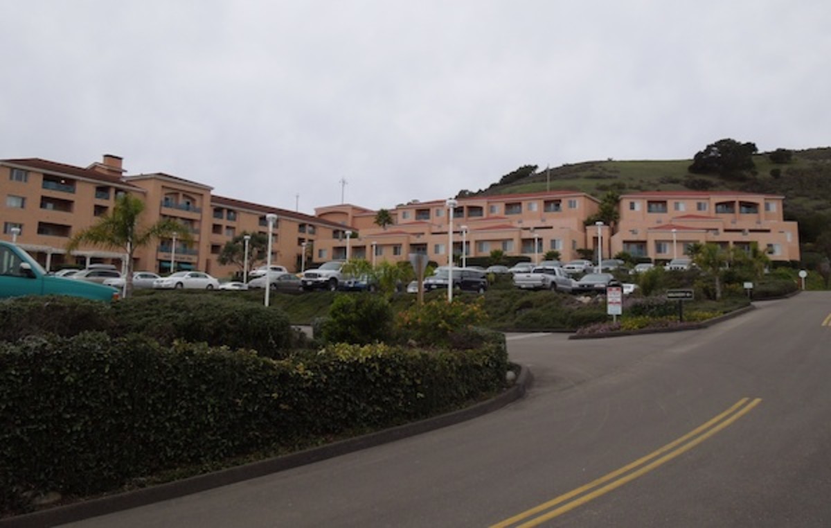 Entrance to San Luis Bay Inn from Parking Lot