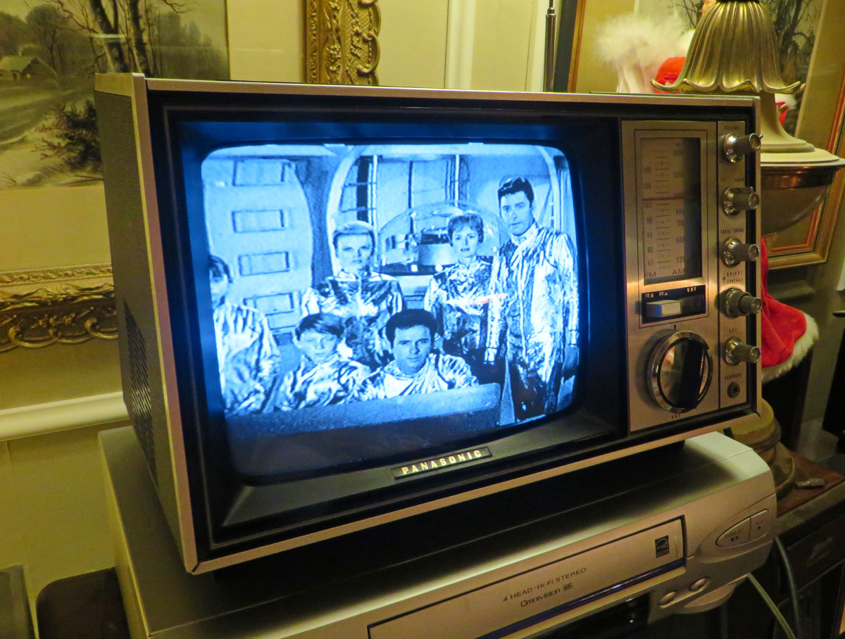 1969-panasonic-silverlake-television-tr-339r-tv-am-fm-radio-3-in-1-transistor-solid-state