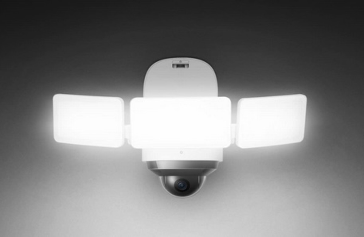 eufys-2k-full-hd-floodlight-camera-provides-motion-tracking-360-degree-protection