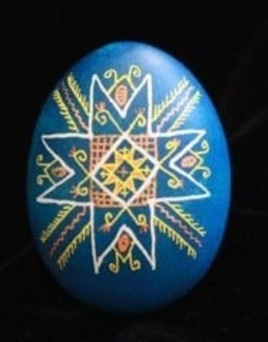 This egg has the eight-pointed star as well as the pine branches.  The netting is a symbol for Jesus "fishing for men."
