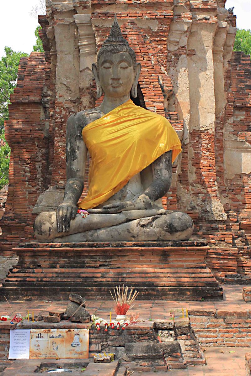A stone Buddha at Wat Mahathat