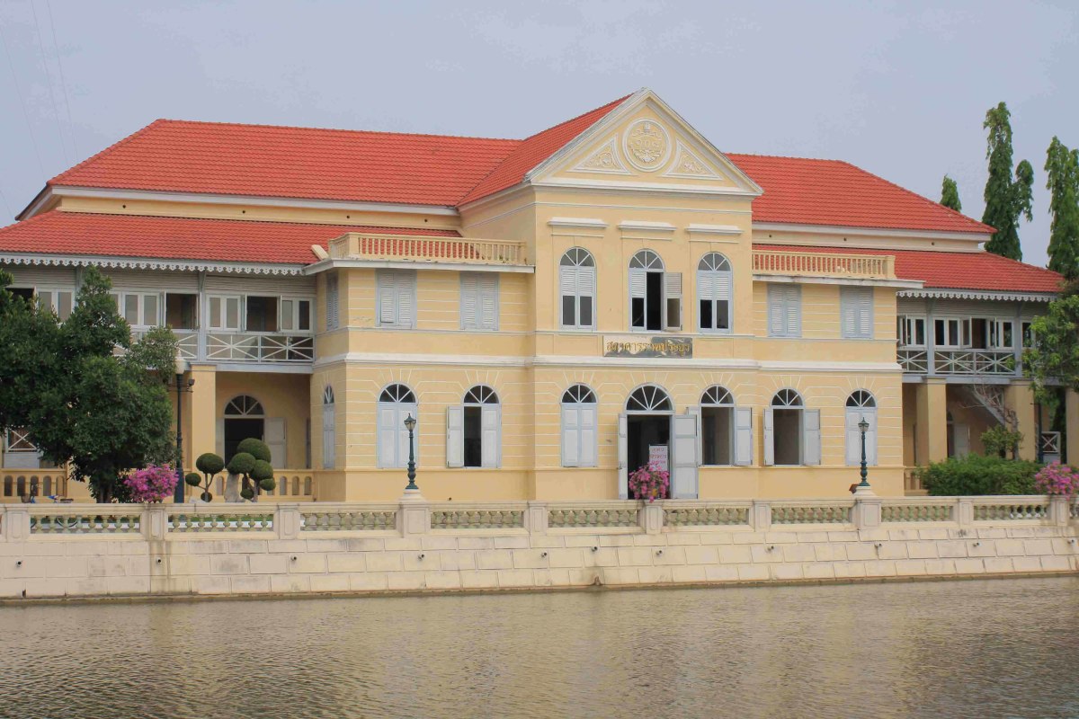 Saphakan Ratchaprayun was built in 1879 as a residence for the King's relatives