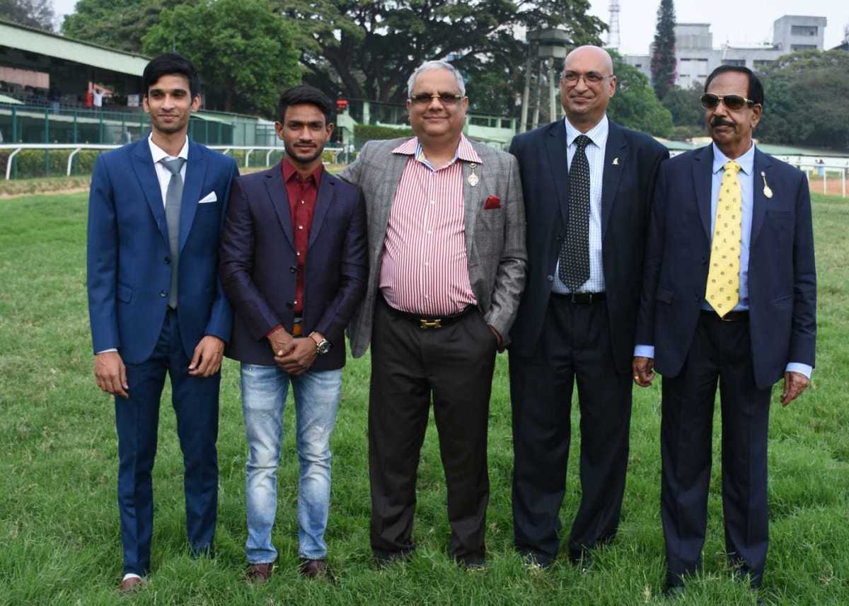 Pictured above from left to right are Champion Apprentice Jockey Arul JH, Akshay Kumar, Chaduranga Kanthraj Urs, and trainer Arjun Mangalorkar 