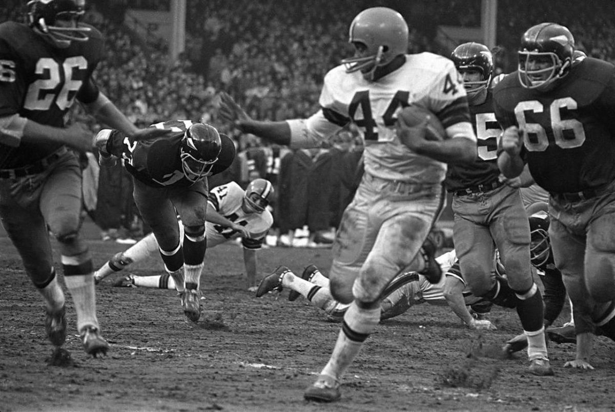 Leroy Kelly runs past defenders for the Cleveland Browns.