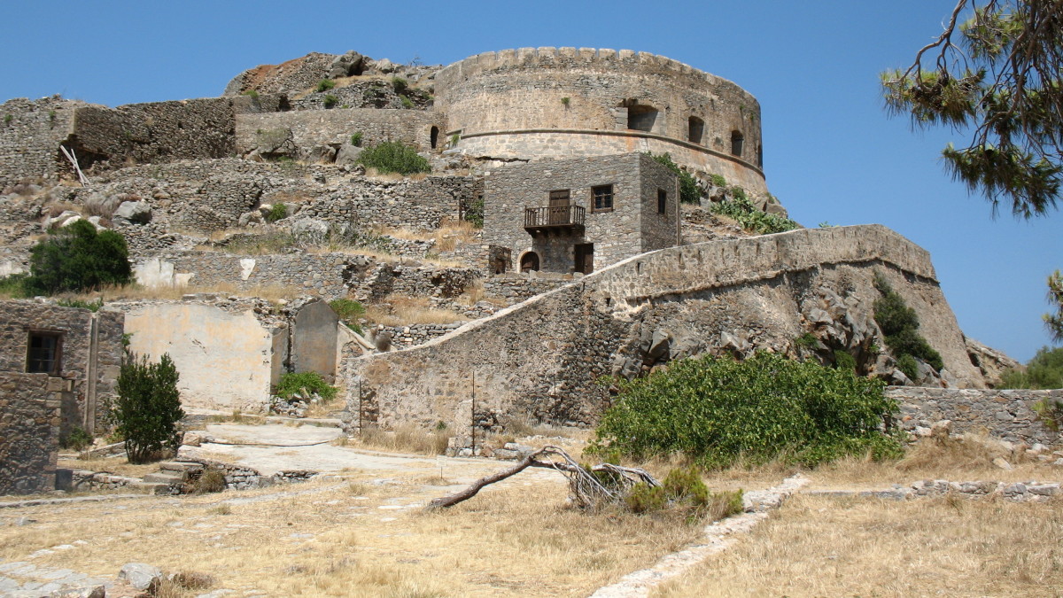 Reruntuhan koloni penderita kusta di pulau Spinalonga, Yunani.