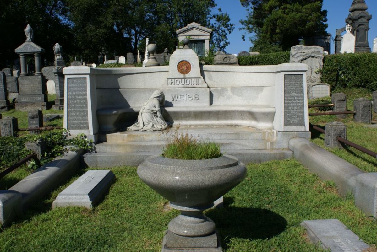 Ehrich Weiss/Harry Houdini was buried at the Machpelah Cemetery in New York.