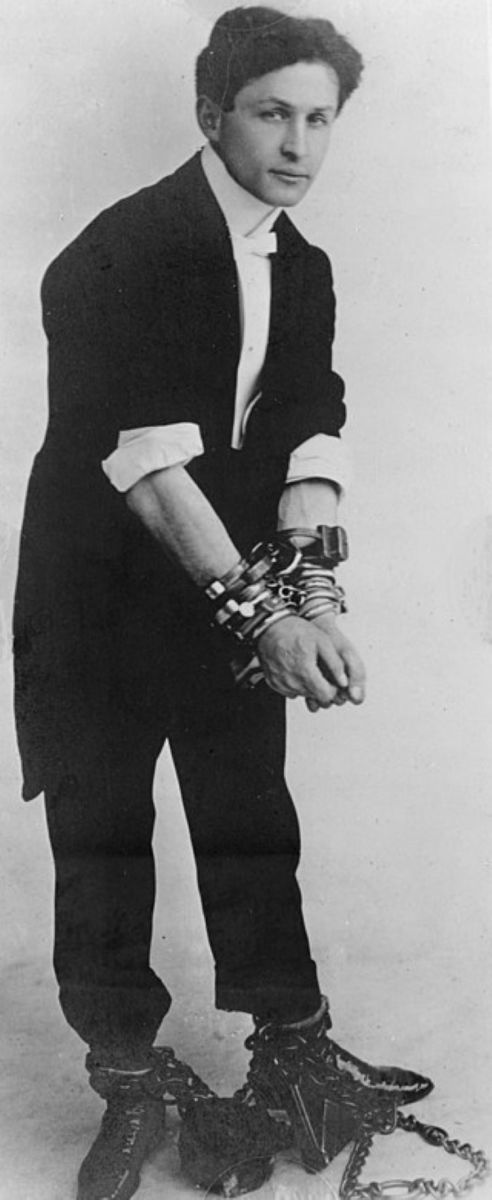 Harry Houdini: Headline-Making Escapologist
