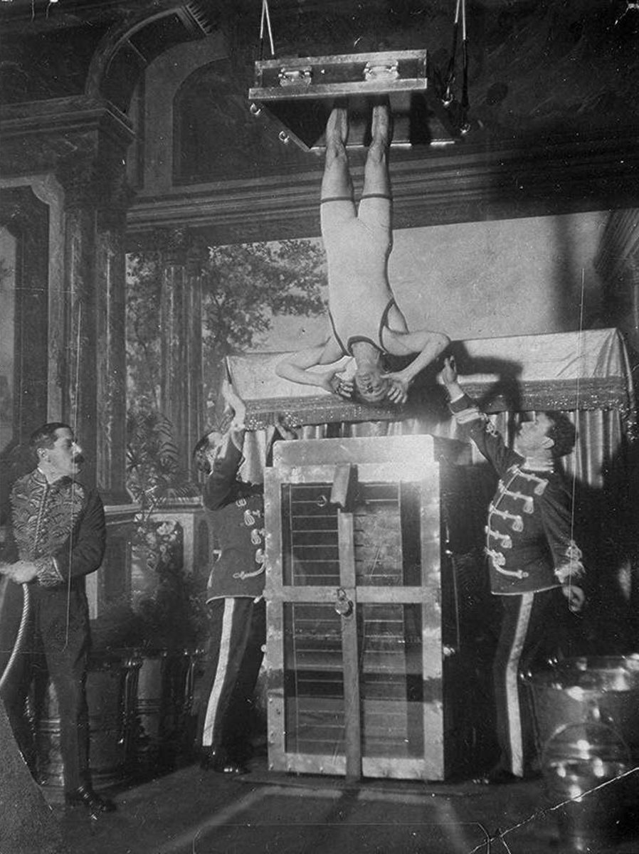 The infamous Chinese Water Torture Cell escape.