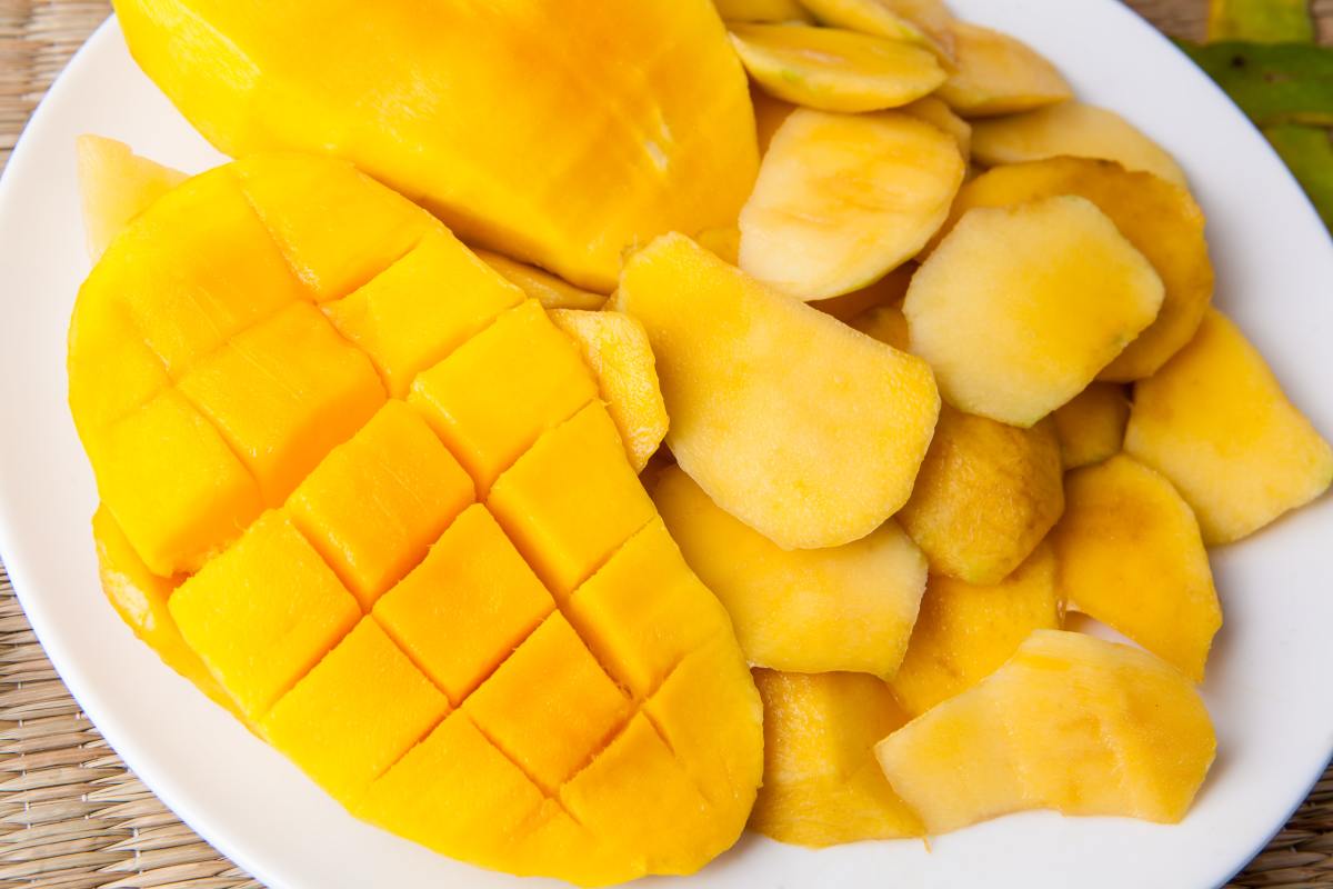 https://www.pexels.com/photo/yellow-sliced-fruit-on-white-plate-4023132/