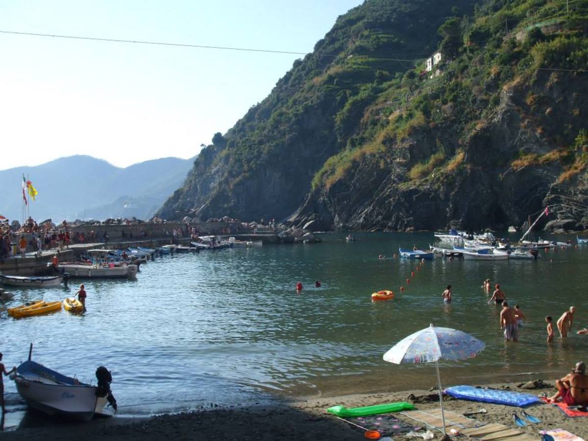 Bathers at the bay in Vernazza
