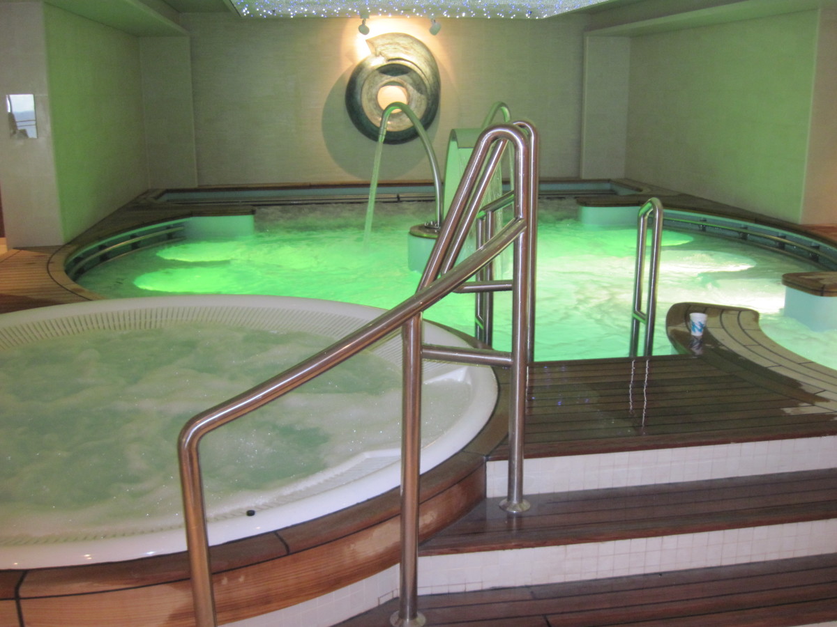 Couples spa hot tub and relaxation pool on the Norwegian Epic.