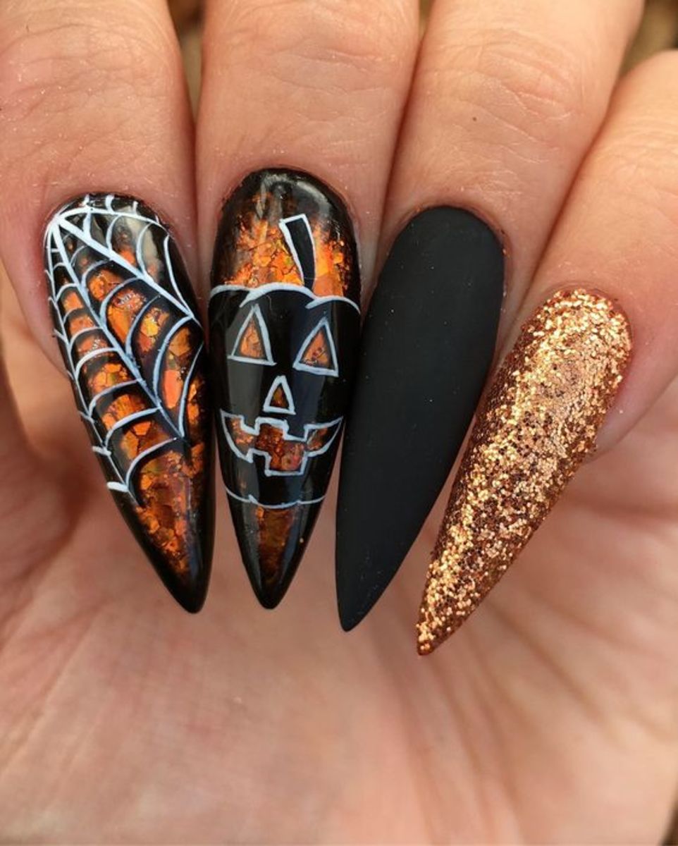 Halloween stiletto black nails 