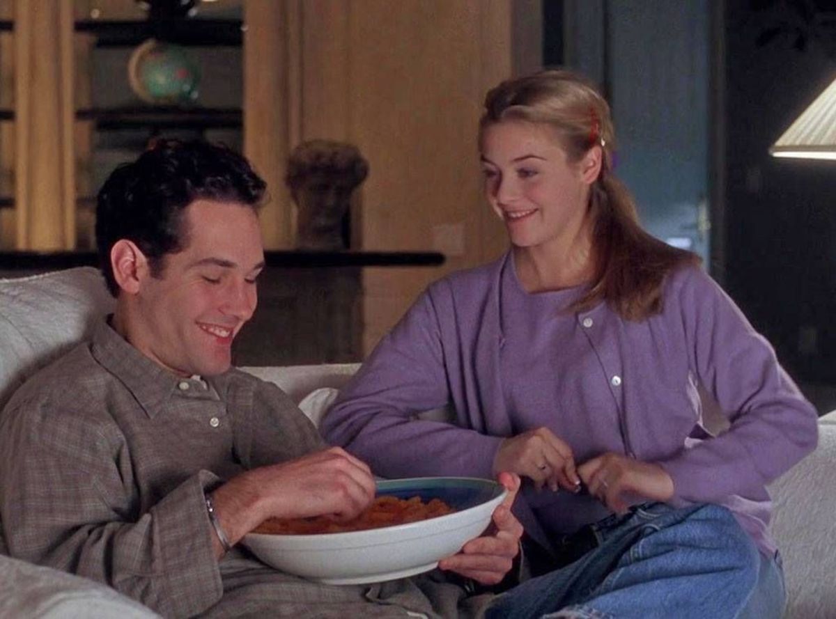 Josh (Paul Rudd) and Cher (Alicia Silverstone) share a late-night snack after coming home from a party