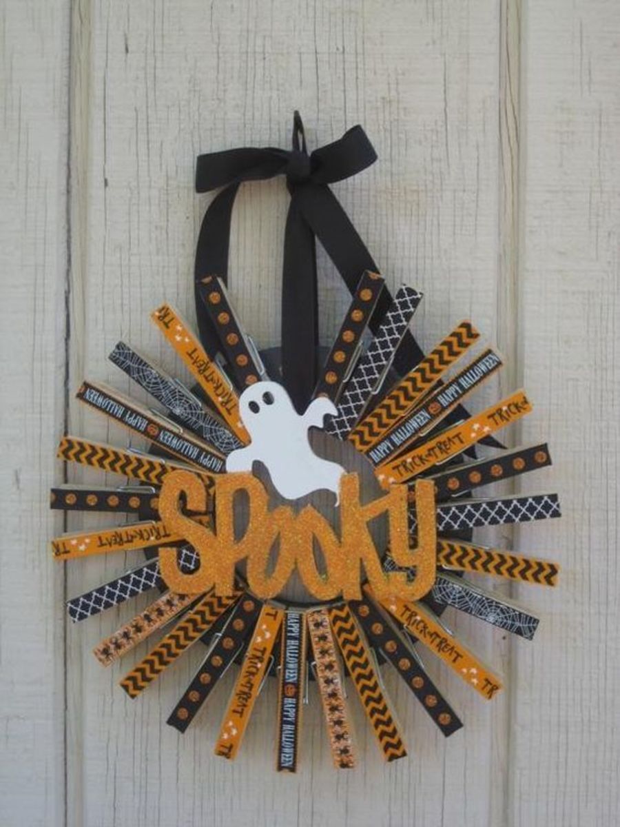"Spooky" Clothespin Wreath Sign