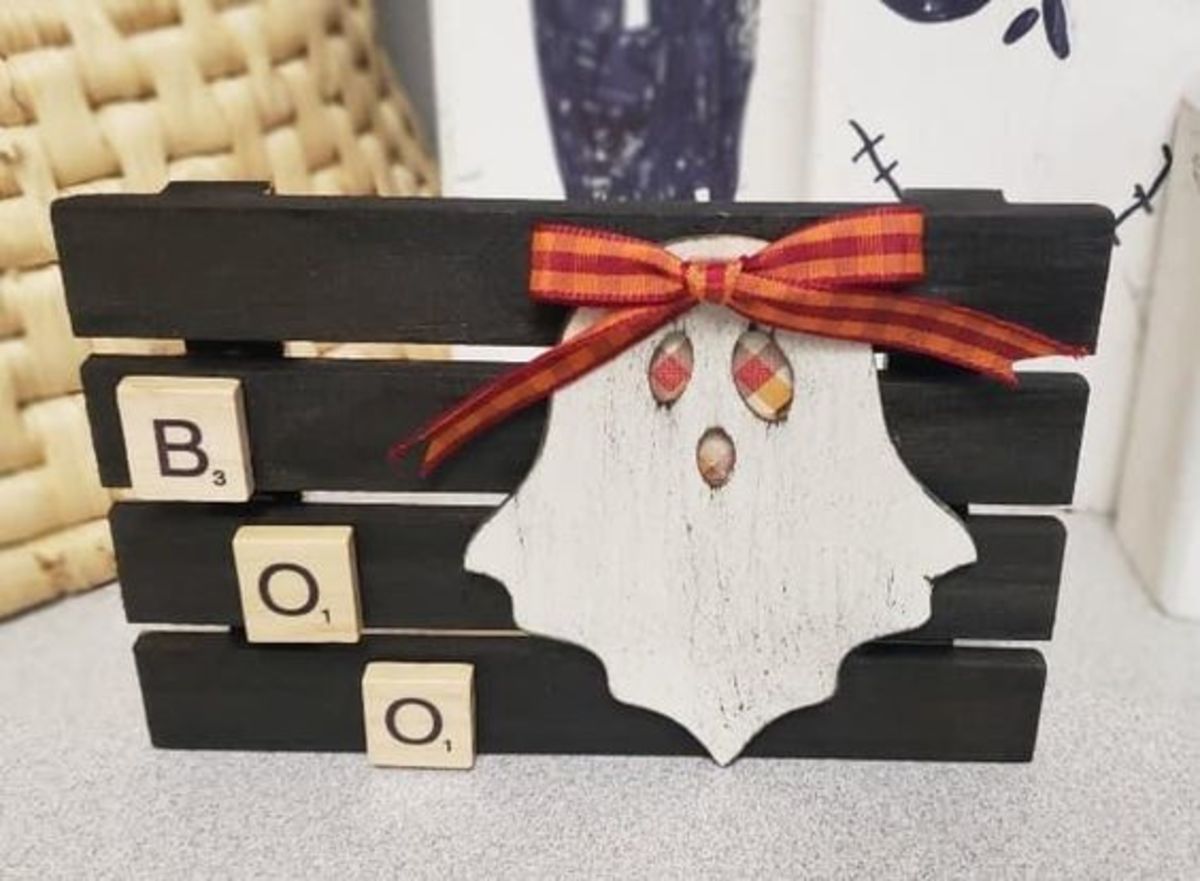 Black Pallet "Boo!" Sign With Scrabble Tiles