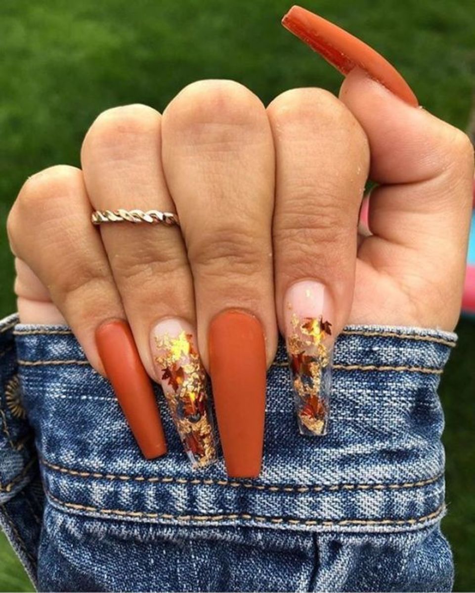 Alternating nails with fall colors and leaf decorations is an attractive choice.