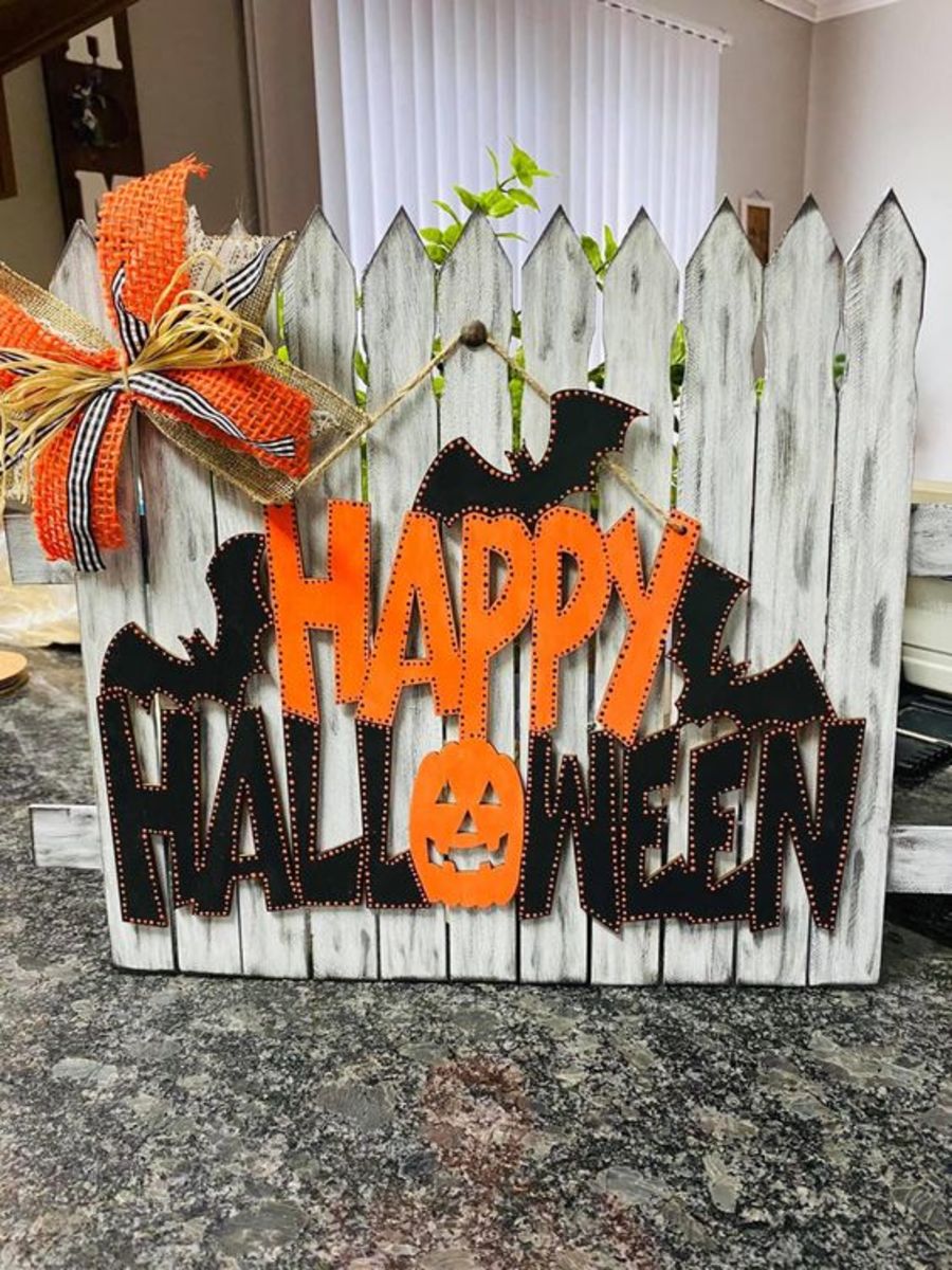 "Happy Halloween" Fence Sign