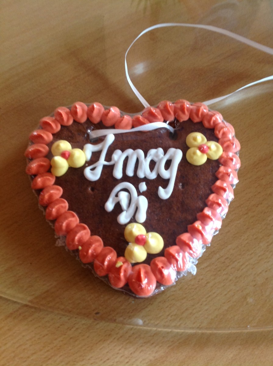 A heart gingerbread. "I mog Di" is a Bavarian dialect of saying I love you.