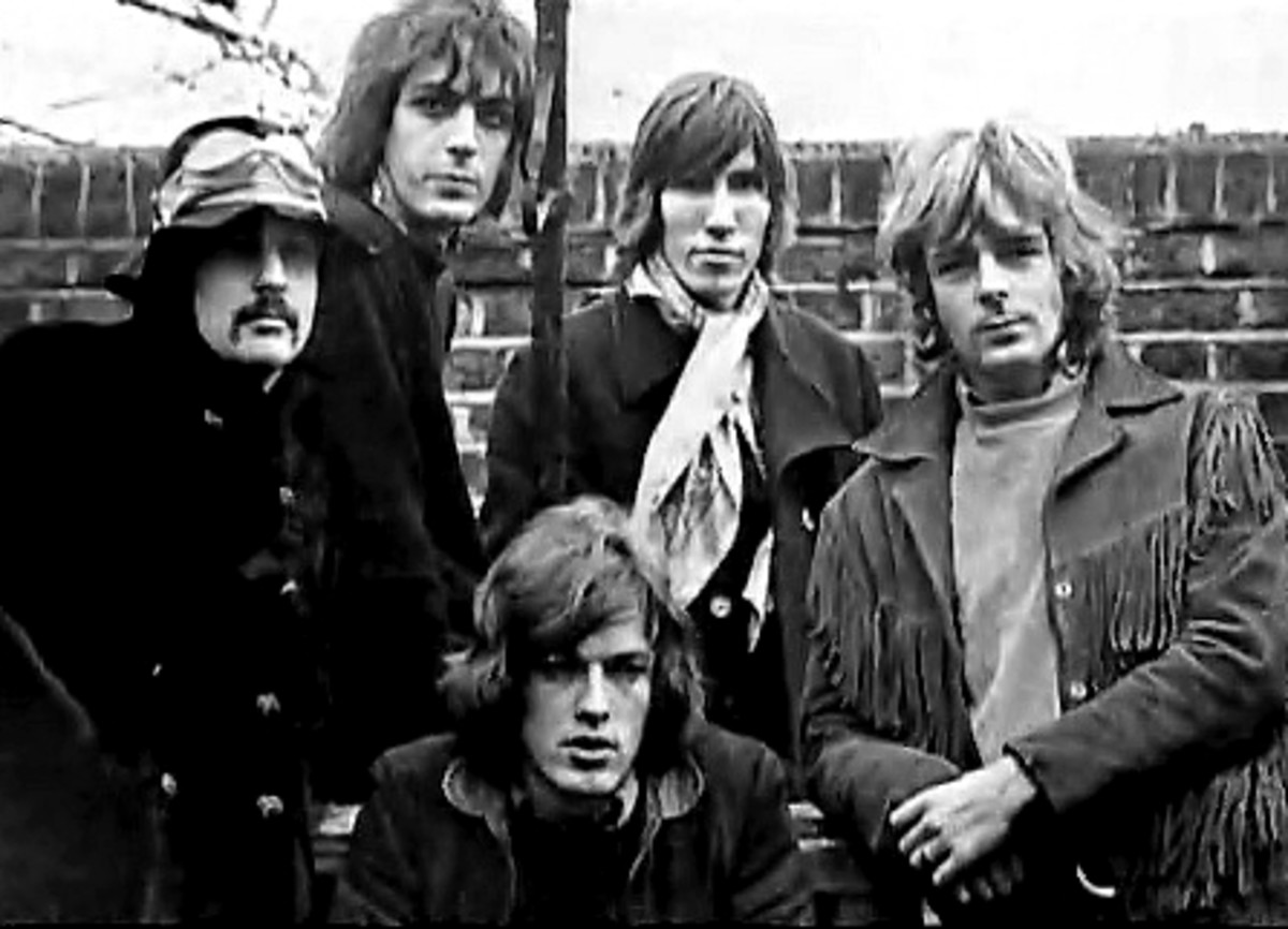 Short-lived line-up of all five members of Pink Floyd. L-R: Nick Mason, Syd Barrett, David Gilmour (seated), Roger Waters, Richard Wright