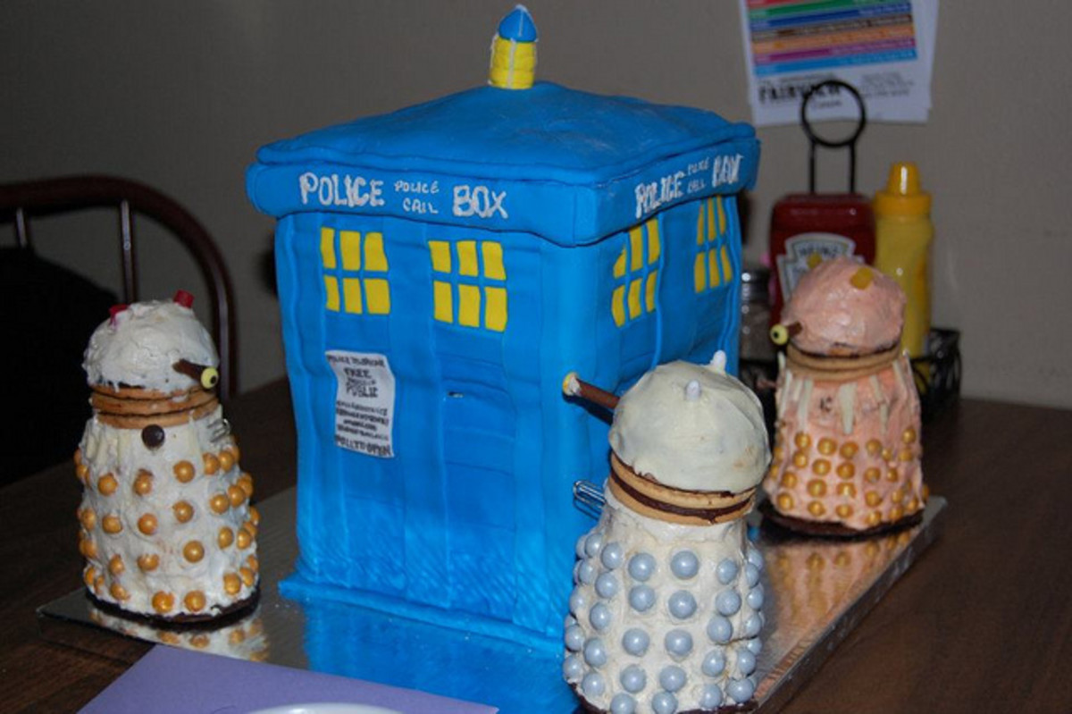 TARDIS cake & Dalek cupcakes