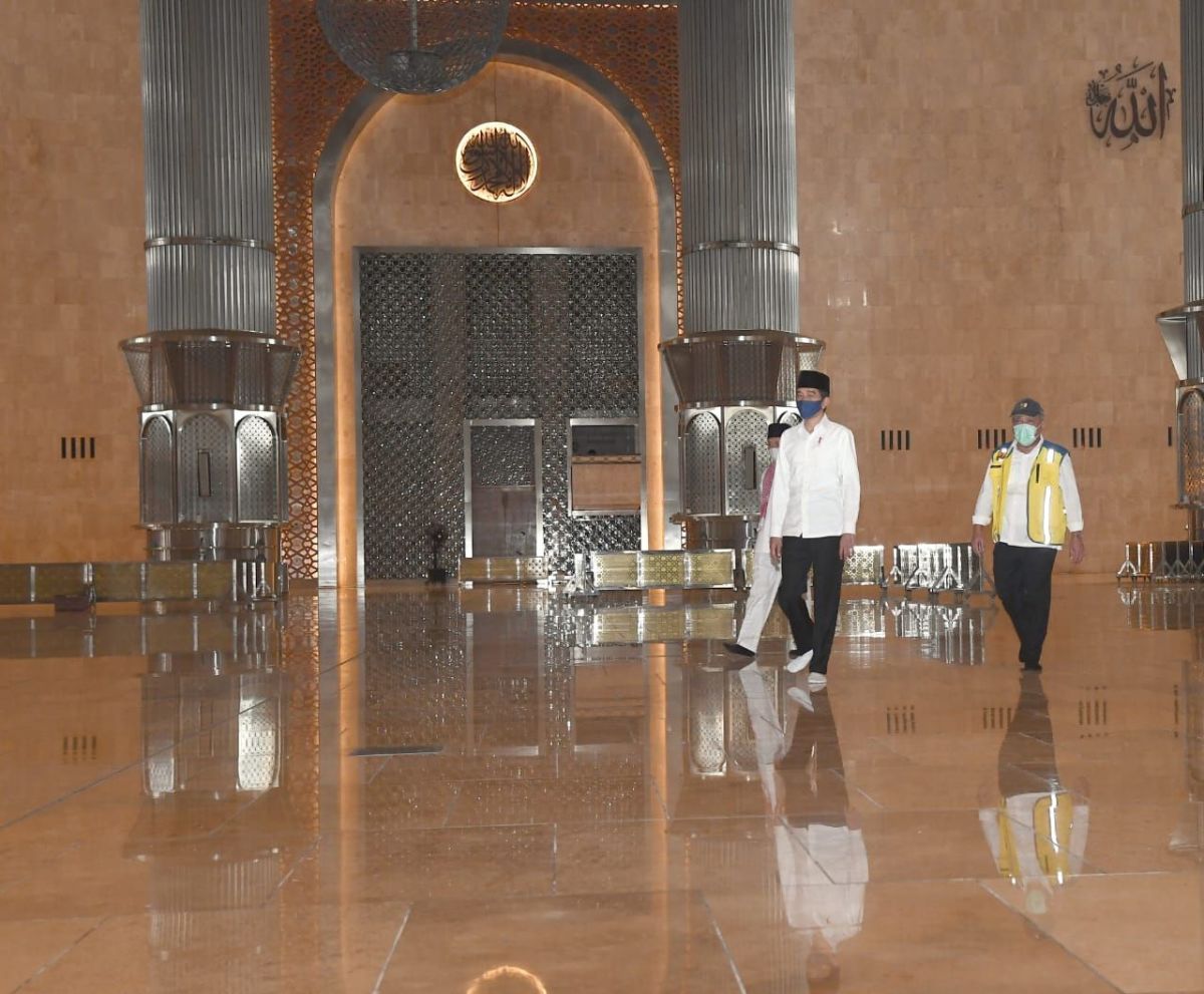 The President of Republic of Indonesia, Joko Widodo, visited the Istiqlal mosque.