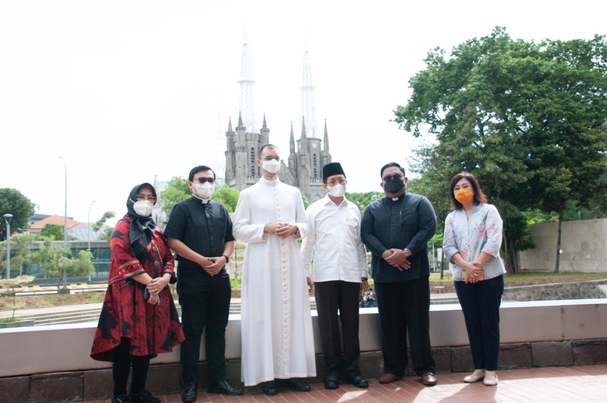 Secretary of the Vatican Embassy Mgr. Arnaud, Secretary General of the Archdiocese of Jakarta, Romo V. Adi Prasojo, Pr, administrators of the Jakarta Cathedral, and the leader of Istiqlal, located in front of Istiqlal mosque, September 23, 2021