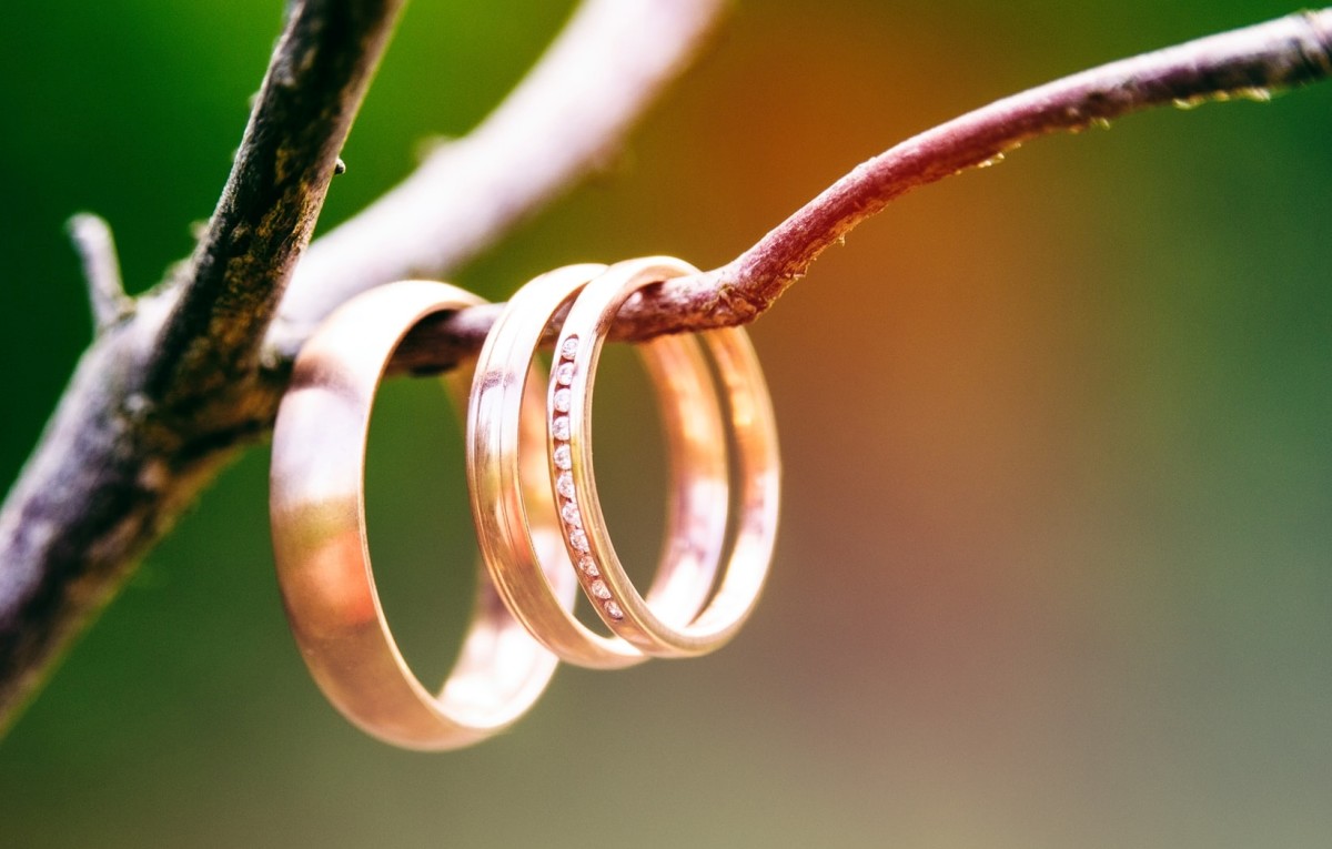 Gold and platinum wedding bands are usually easier to value than other jewelry.