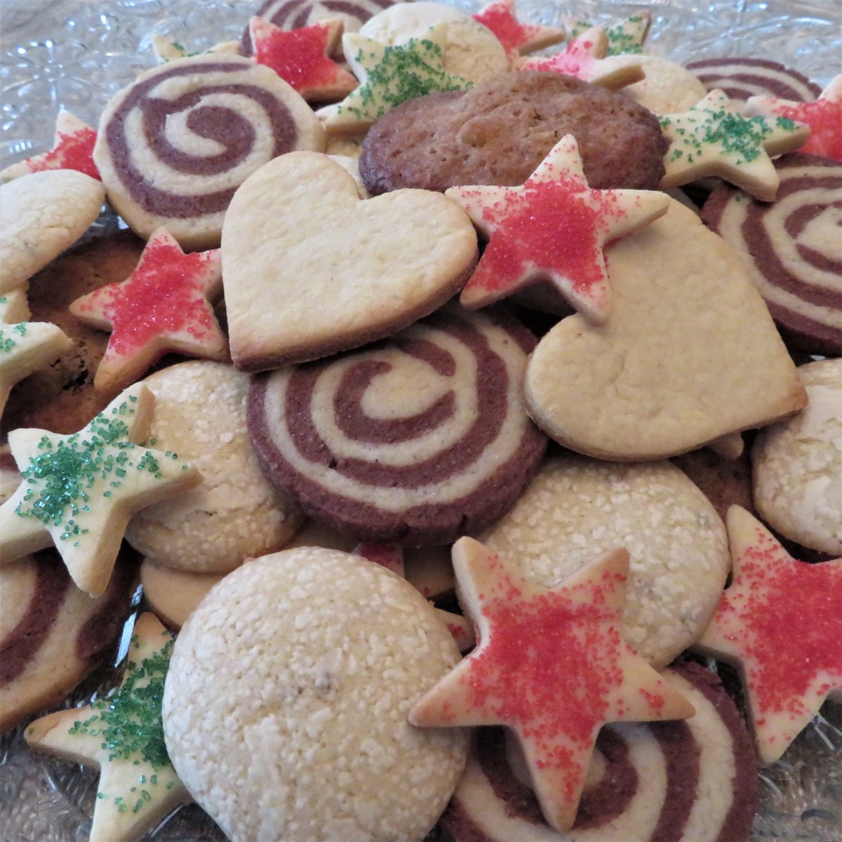 Plate with the mixture of five different kinds of cookies
