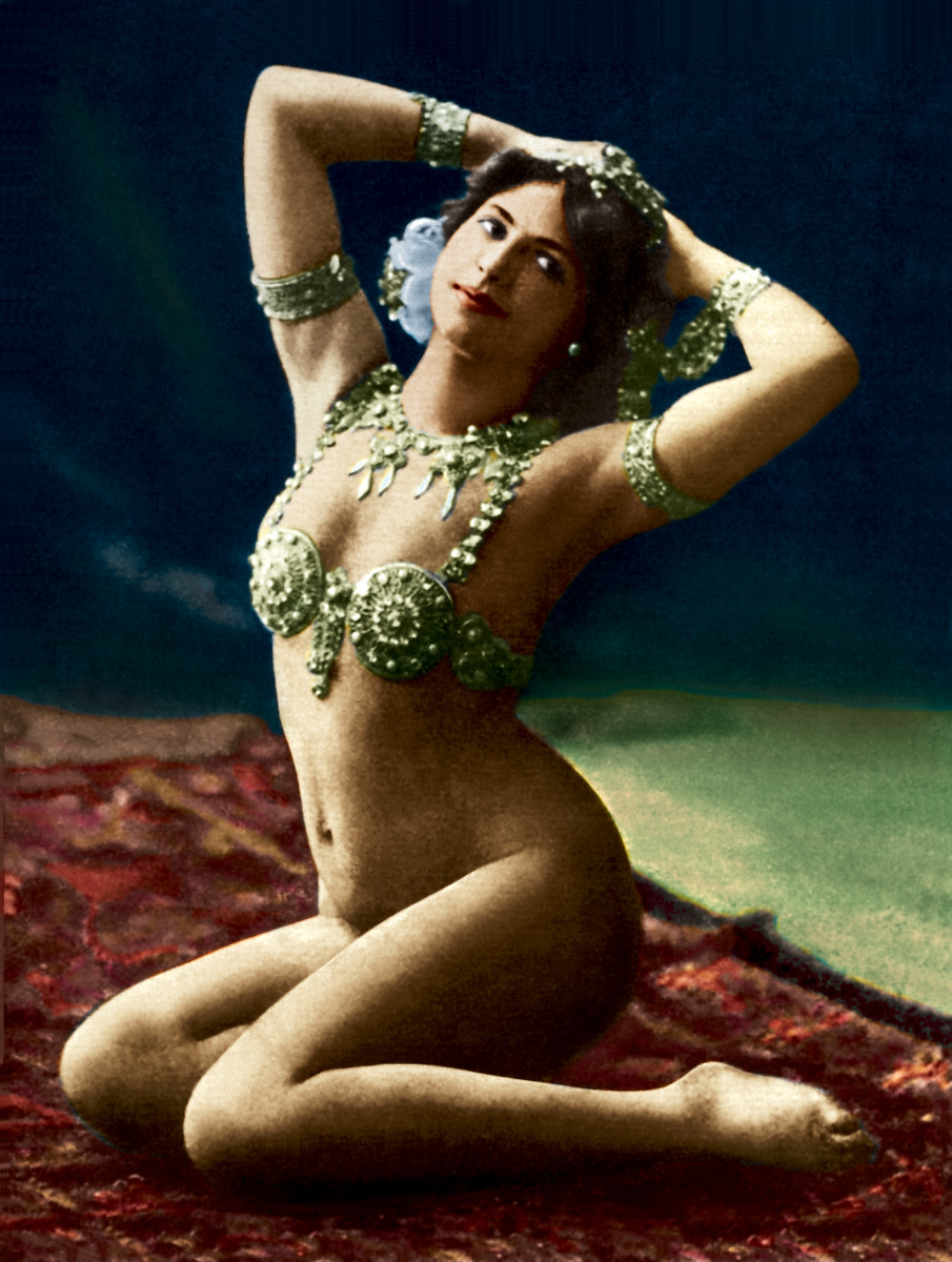 After a fabulous show at the Musée Guimet in Paris. Zelle alias “Mata Hari” became famous all over Europe as the sexy, exotic Javanese dancer.