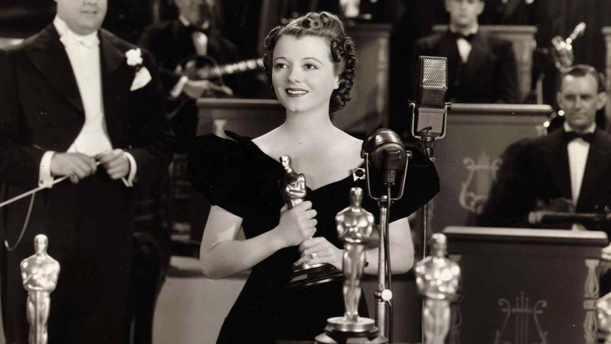 Vicki Lester (Janet Gaynor) receives her Oscar at the 8th Annual Academy Awards Banquet