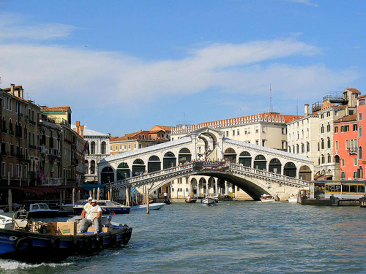 The famous Ponte Rialto over the Grand Canal: Photo by Harshlight @ Flickr Creative Commons