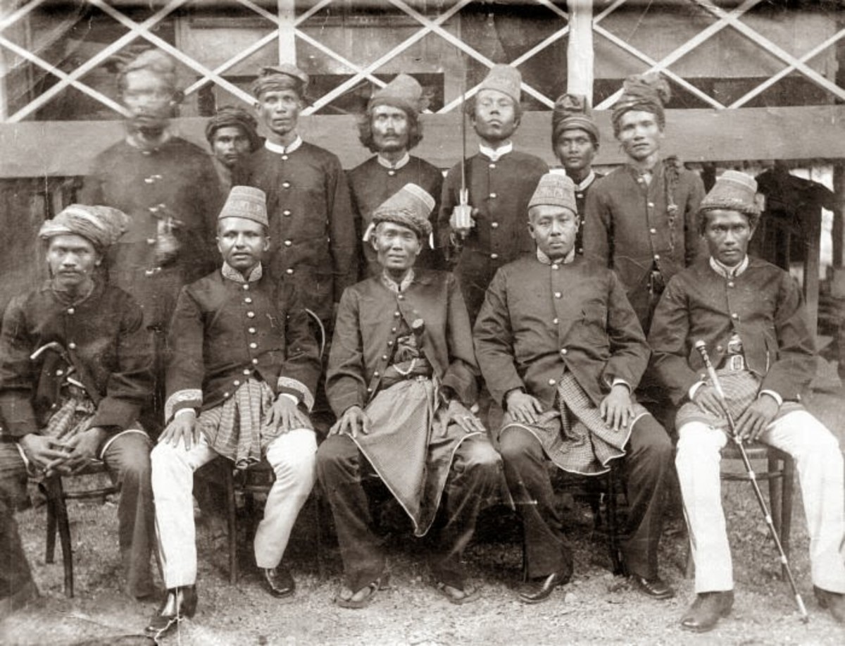 Teuku Umar( sitting at front centre) an Hero of Aceh, using rencong