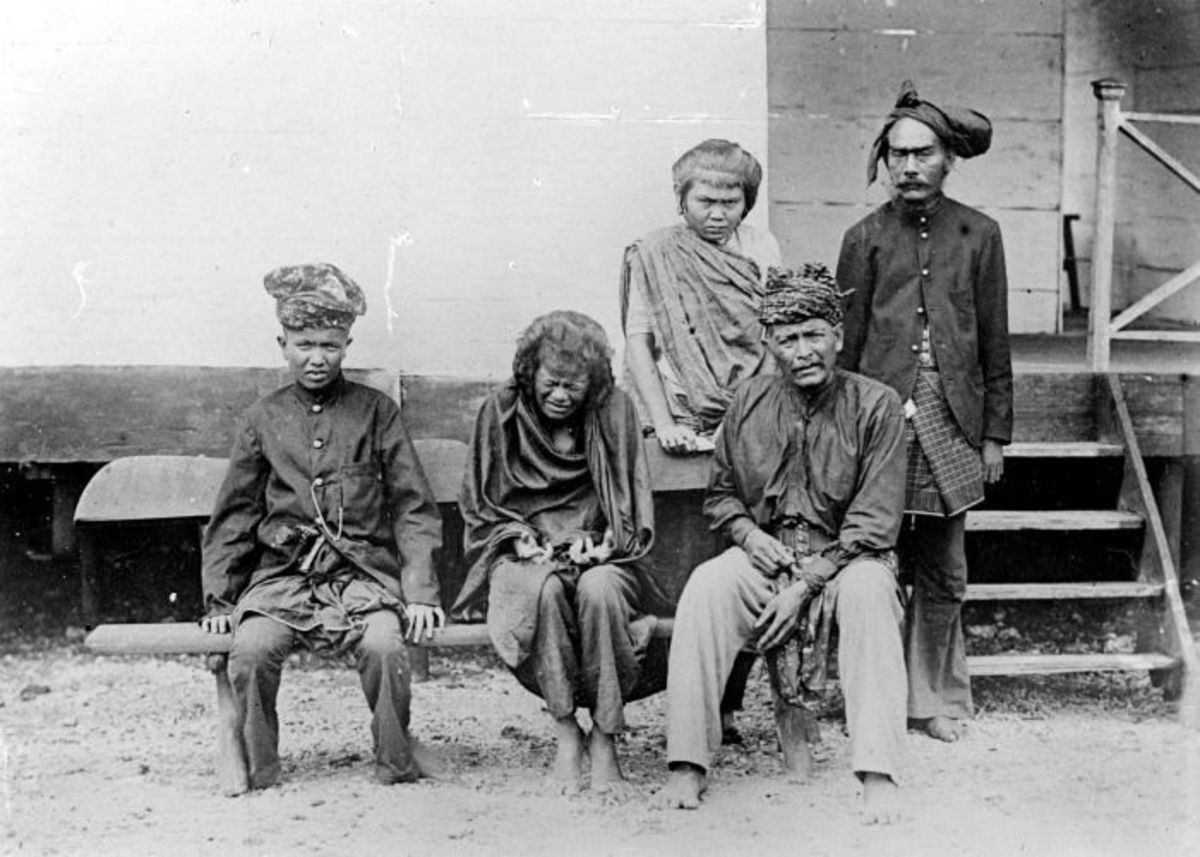 A troop of Aceh ( sitting on the left) with his rencong