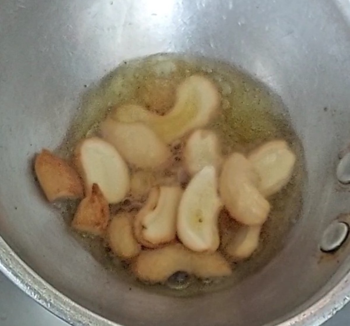 In a pan heat 1 tablespoon ghee, add 5-6 cashews and fry till brown. Switch off the flame.