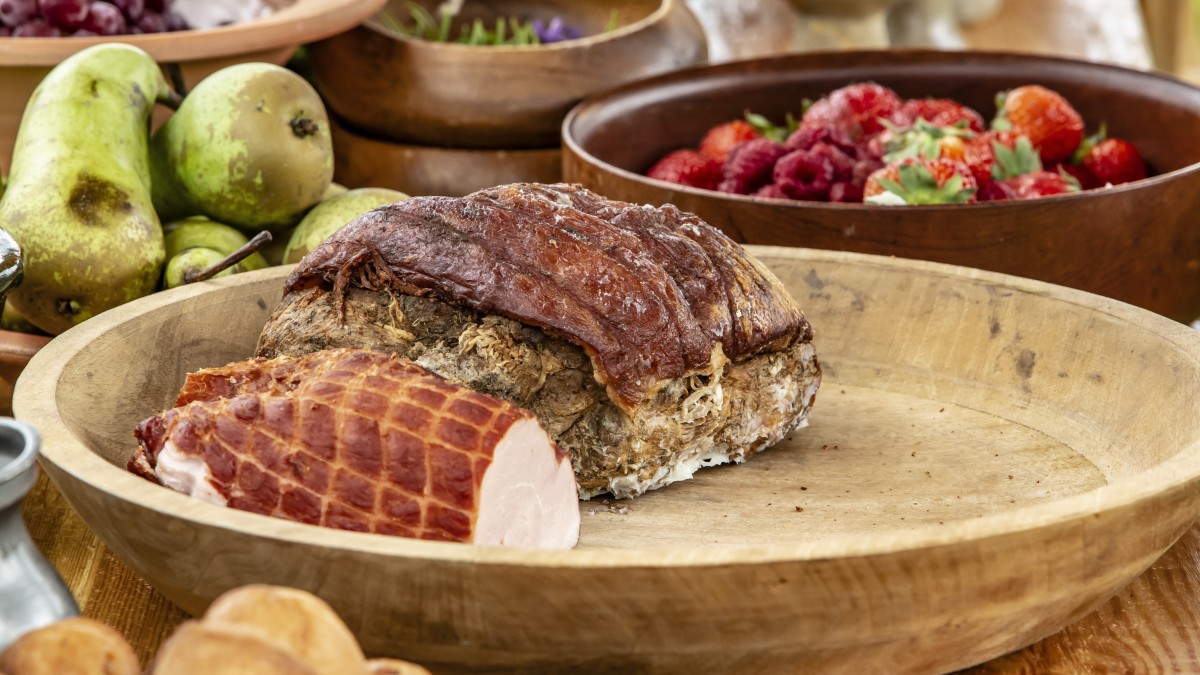 烤猪肉和火腿，中世纪常见的做法。