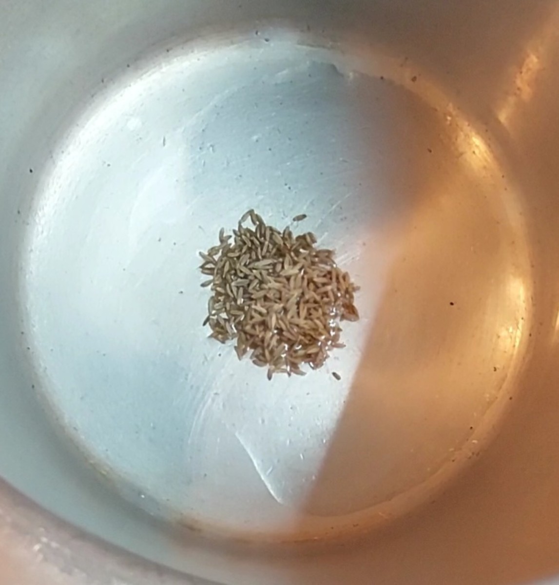 In a por, heat 1 tablespoon oil and splutter 1 teaspoon cumin seeds.