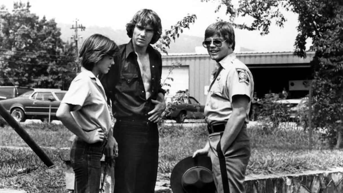 The Child siblings (Kristy McNichol and Dennis Quaid) try to pull one over on Conrad (Mark Hamill) while in Georgia